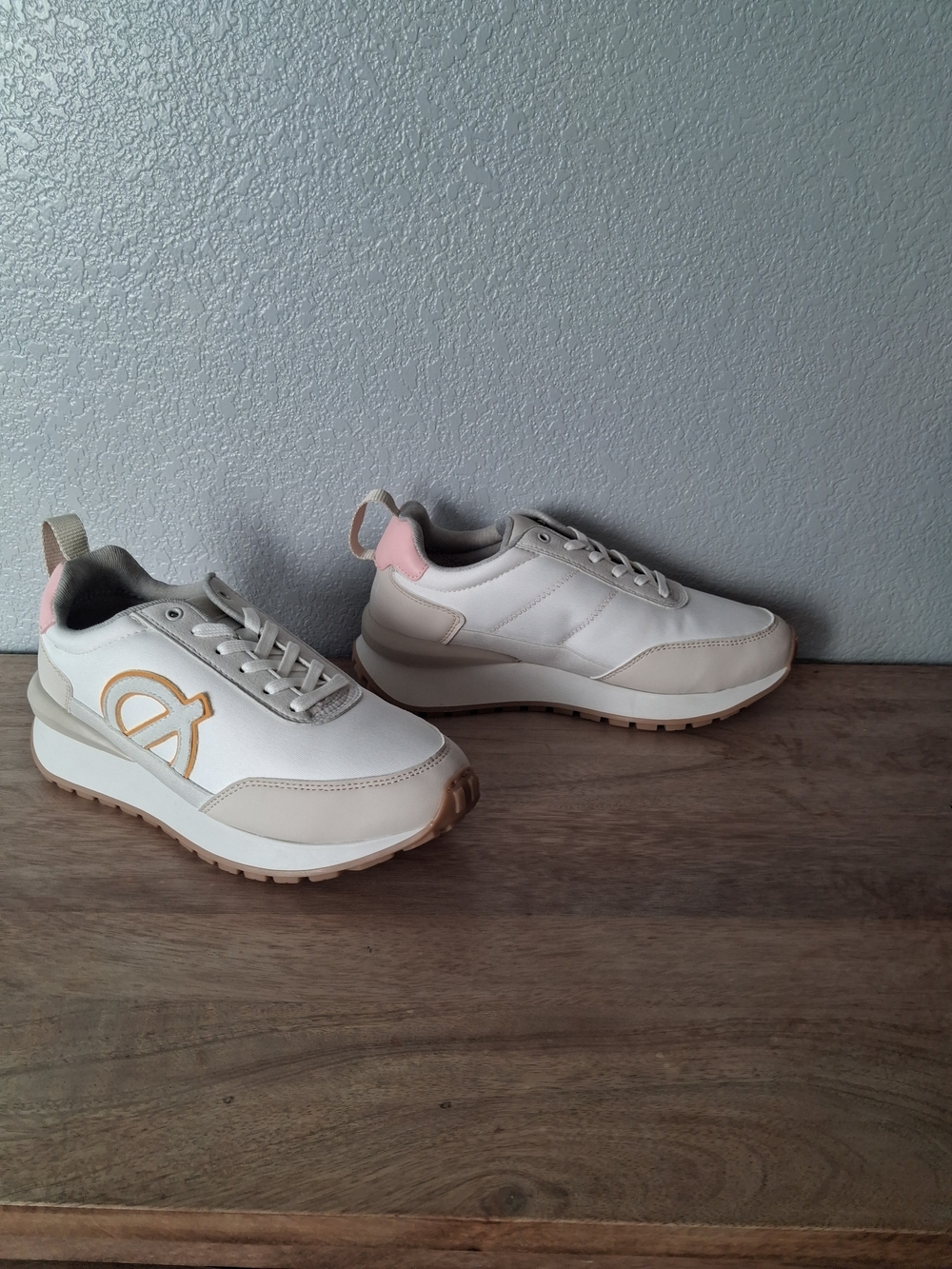 Loci Womens White Sneakers with Tan Accents - Picture 3 of 6